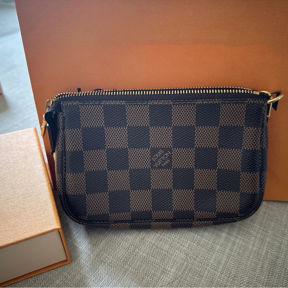 LOUIS VUITTON MINI POCHETTE - excellent condition